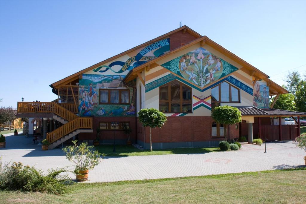 Hetkuti Wellness Hotel Es Lovaspark Mór Exterior foto