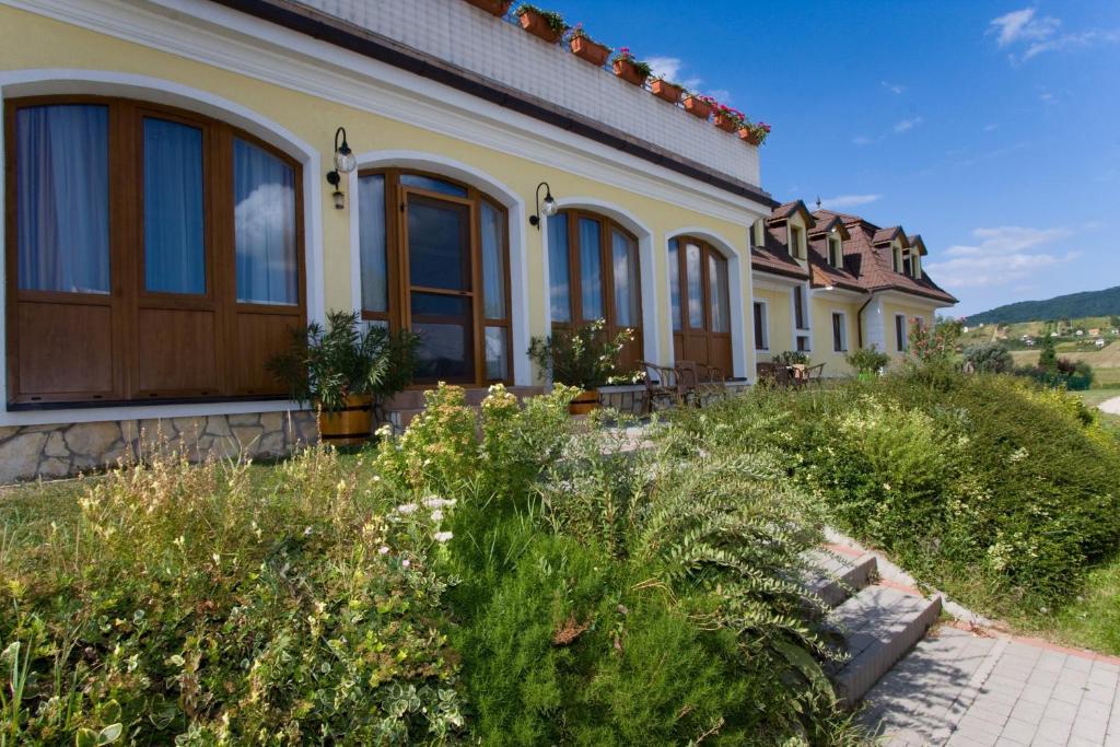 Hetkuti Wellness Hotel Es Lovaspark Mór Exterior foto